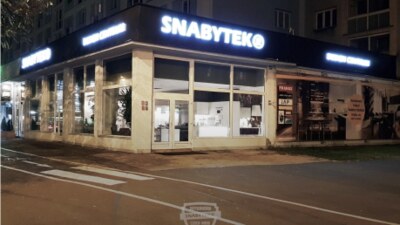 Pohled na prodejdu v noci