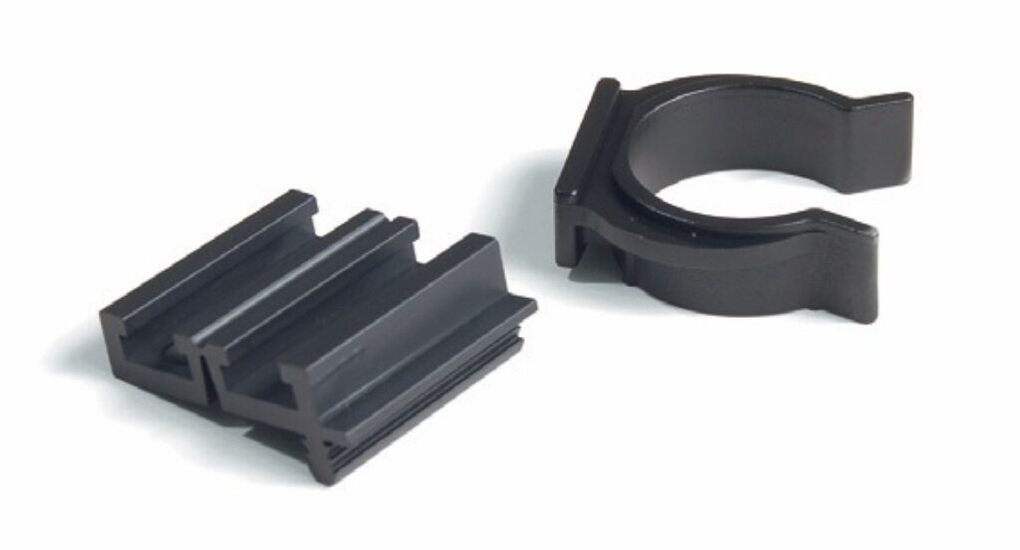 Klip nohy na dřevěný sokl, černý plast