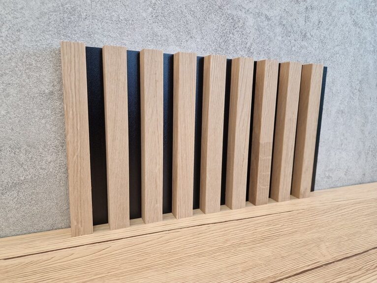 Lamelový SLAT panel masiv dub Masolo 22-18 černý nosič