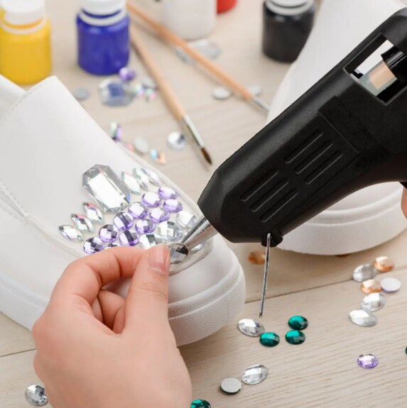 Pistole tavná UH GUN+tavné tyč. 2 ks