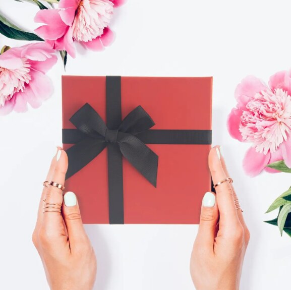 Krabice papír dárková 15,5x15,5x8 cm červená