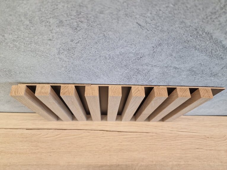 Lamelový SLAT panel masiv dub Masolo 22-18 černý nosič