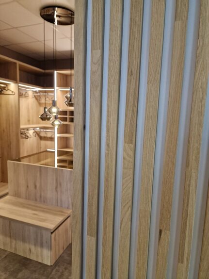 Lamelový SLAT panel masiv dub Masolo 22-18 bílý nosič