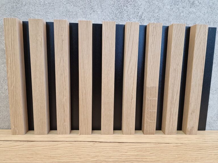 Lamelový SLAT panel masiv dub Masolo 22-18 černý nosič