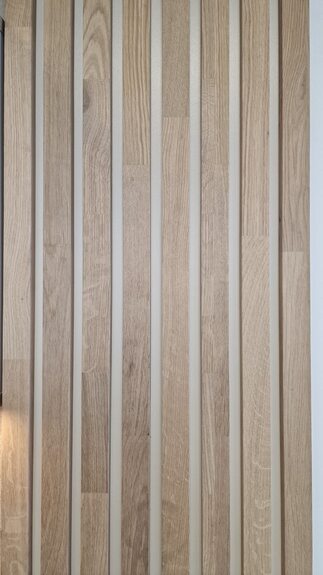 Lamelový SLAT panel masiv dub Masolo 35-15 bílý nosič