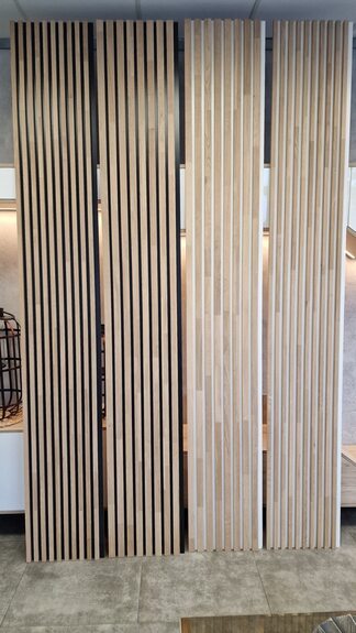 Lamelový SLAT panel masiv dub Masolo 35-15 černý nosič