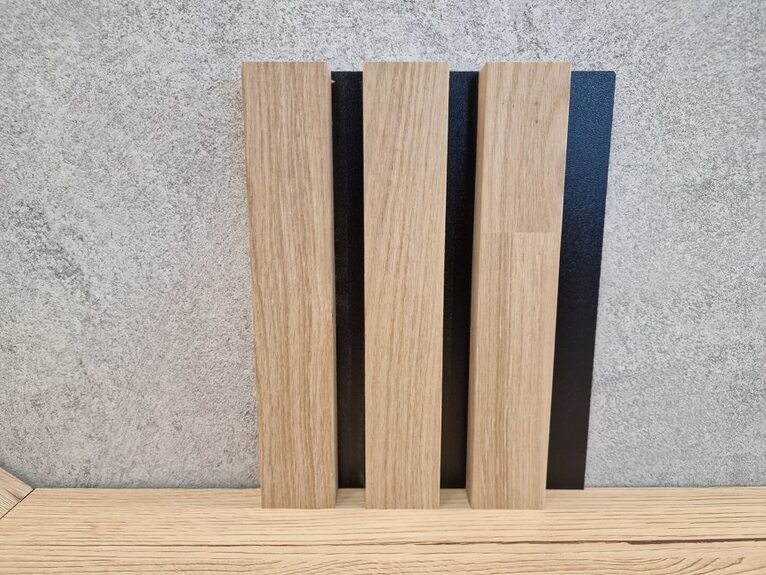 Lamelový SLAT panel masiv dub Masolo 35-15 černý nosič