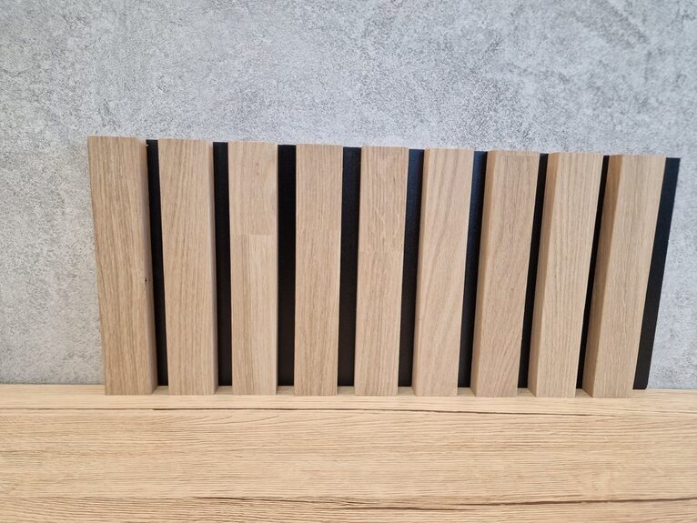 Lamelový SLAT panel masiv dub Masolo 35-15 černý nosič