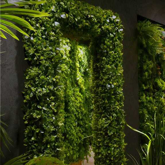 Velké nástěnné zrcadlo v rostlinném rámu