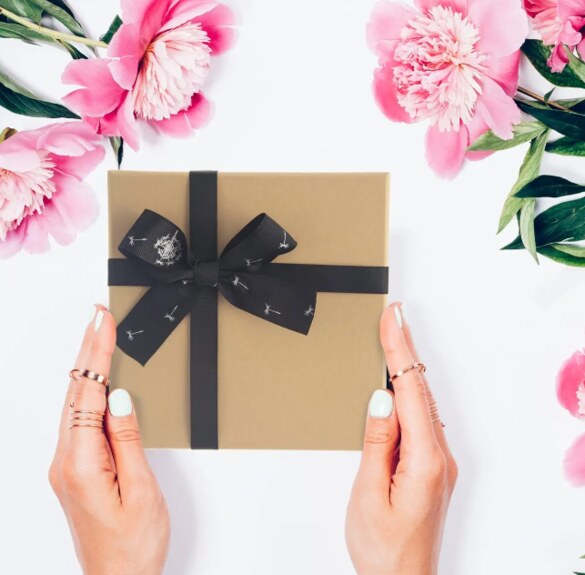 Krabice papír dárková 15,5x15,5x8 cm dekor hnědá