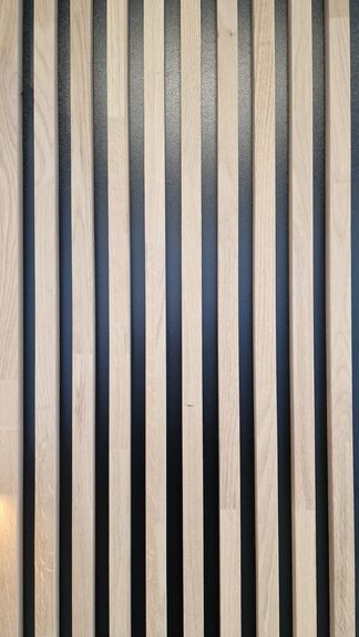 Lamelový SLAT panel masiv dub Masolo 22-18 černý nosič