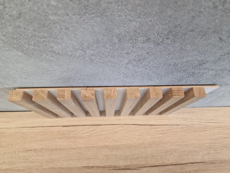 Lamelový SLAT panel masiv dub Masolo 22-18 bílý nosič