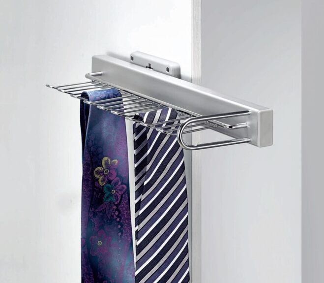 Výsuvný věšák na kravaty a opasky, 155x430x80 mm  chrom - hliník eloxovaný