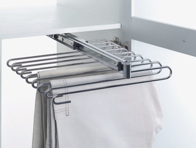 Výsuvný věšák na kalhoty chrom