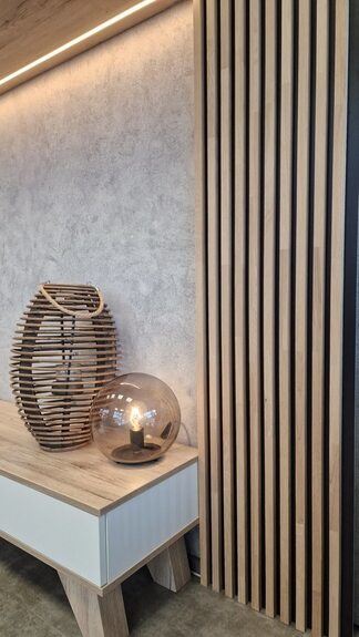 Lamelový SLAT panel masiv dub Masolo 22-18 černý nosič