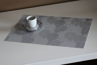 DK5000 Prostírání plastové -  světle šedé s lístky