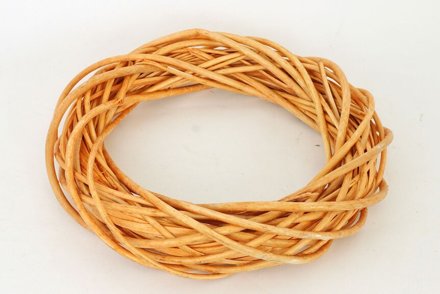 JP0012 HONEY Proutěný věnec, medová barva